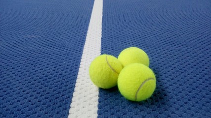 Tennisb&auml;lle auf einem Indoor Tennisplatz