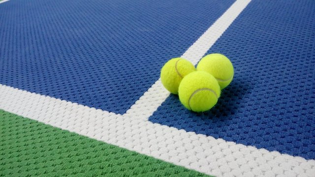 Tennisbälle auf einem Indoor Tennisplatz