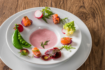 サラダとディップソース　Fresh salad and dipping sauce