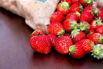 麻袋から溢れる沢山の新鮮なイチゴ
