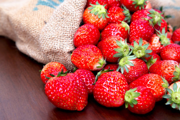 麻袋から溢れる沢山の新鮮なイチゴ
