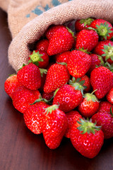 麻袋から溢れる沢山の新鮮なイチゴ