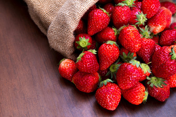 麻袋から溢れる沢山の新鮮なイチゴ