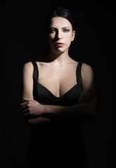 Naklejka premium Donna su sfondo nero