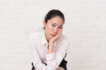白いブラウスを着た若い女性が、いろいろな表情をします。