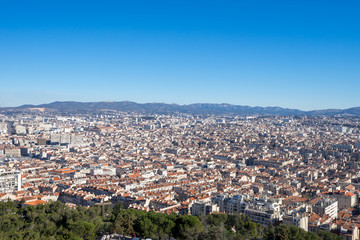 ノートルダム・ド・ラ・ガルド寺院の丘から見るマルセイユの風景