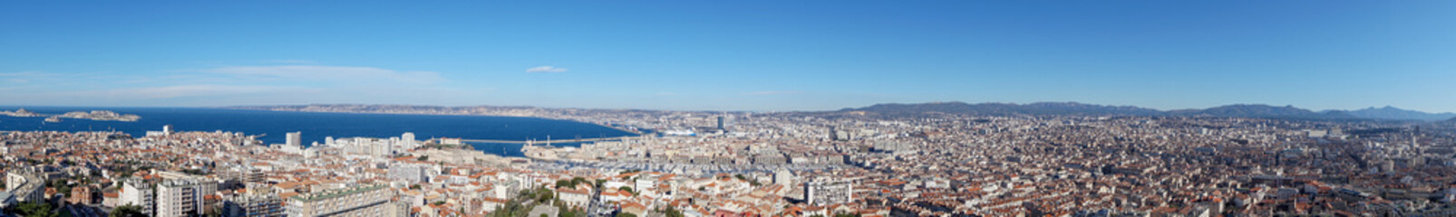 ノートルダム・ド・ラ・ガルド寺院の丘から見るマルセイユの風景