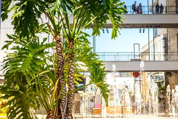 Zelfklevend Fotobehang Shopping center and fountain in Los Angeles © _nastassia