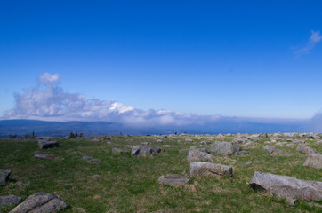 Aussicht vom Brocken im Harz auf die umliegenden Wälder an einem wolkenfreien Sommertag