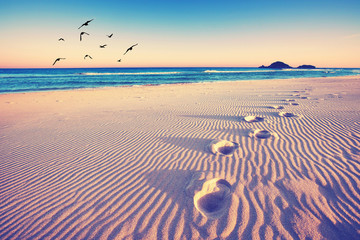 Magiczne ślady stóp na piasku