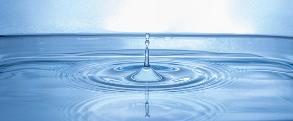 Fallende Wasseropfen in blau