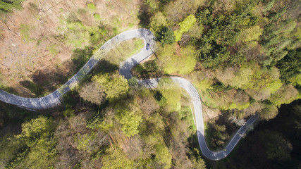 Serpentine aus der Luft, Serpentinenstraße Luftbild,Draufsicht