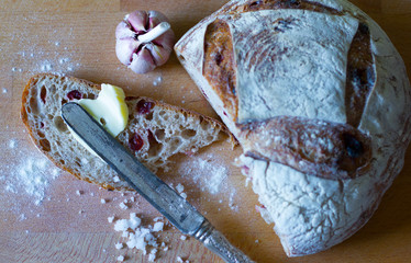 Kromka świeżego chleba z masłem - obrazy, fototapety, plakaty
