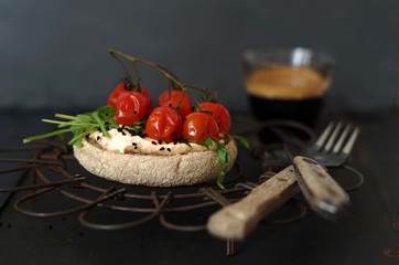 Toastbrötchen mit Frischkäse, Rucola und Strauchtomaten