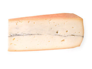 belle tranche de fromage AOP Morbier isolé sur fond blanc