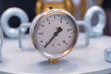 Mechanical pressure gauges.