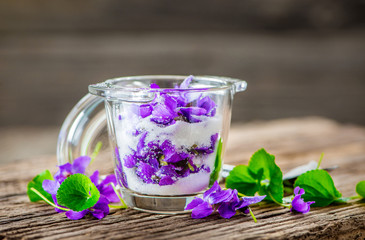 Fototapeta na wymiar Produkte aus Veilchen - Viola; Duftveilchen; Blüten; Kräuter; Naturheilkunde; Medizin; Homöopathie;