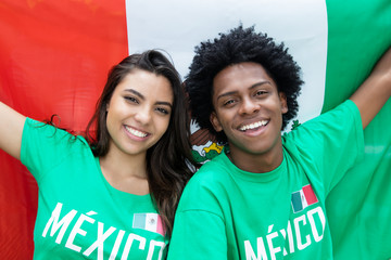 Zwei mexikanische Fans jubeln mit Flagge © Daniel Ernst