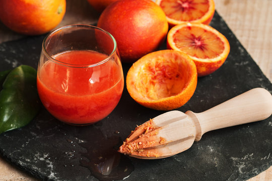 Manual squeezer for orange juice