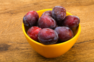 Plums in the bowl