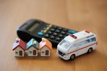 家と救急車  Miniature house and ambulance