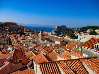 Rote Dächer auf den Häusern in der Altstadt von Dubrovnik in Kroatien