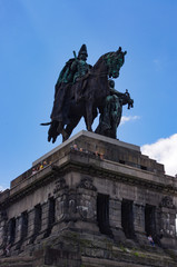 Fototapeta na wymiar Reiterstatue aus Kupfer mit Patina vor blauem Himmel