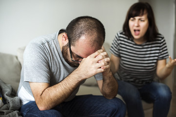 Obraz premium Unhappy couple arguing on the sofa