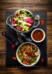 Grilled chicken drumsticks and vegetables