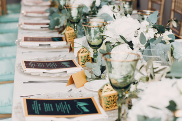 Wedding table decor in white green tones