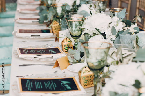 Wedding table decor in white green tones