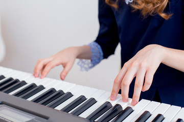 Obraz premium Girl playing synthesizer