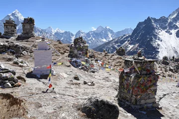 Fototapete Himalaya Memorials to fallen Everest mountaineers between Thukla and Lobuche, Nepal