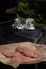 Burgerpatties were prepared for a barbecue