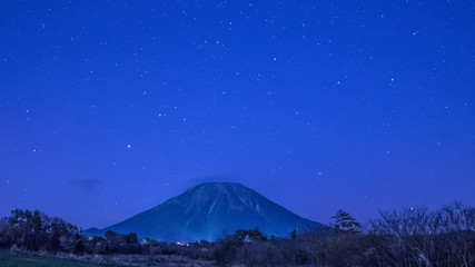 Fototapeta na wymiar 日本、鳥取県、雪の大山、聖なる夜の星座、北極星と日周運動