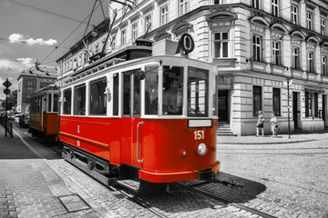 Stary zabytkowy tramwaj w królewskim mieście Kraków w Polsce - obrazy, fototapety, plakaty