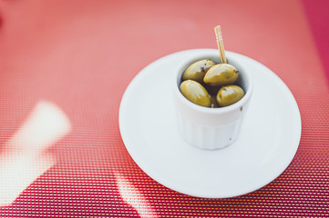 Olives vertes dans un petit pot