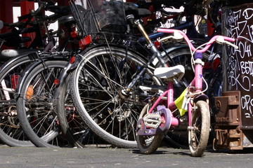 Fototapeta na wymiar Kleines rosa Fahrrad