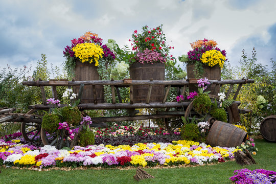 Charette en bois d&eacute;cor&eacute; de tonneaux fleuris