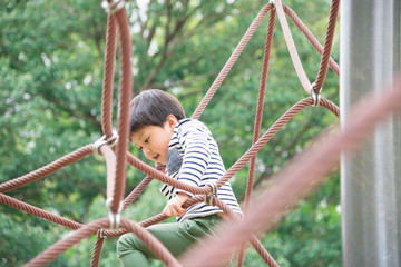 Obraz premium アスレチックで遊ぶ男の子