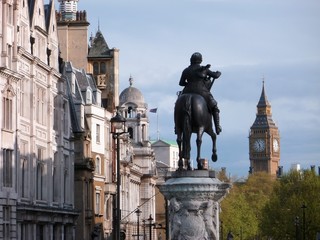 Londres, statue équestre du roi Charles I à Charing Cross, avec vue sur Big Ben (Royaume-Uni)