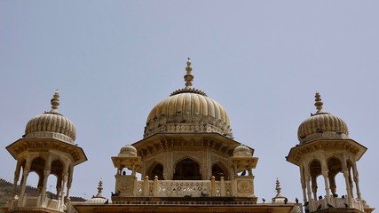 Fototapeta premium Gaitor Ki Chhatriyan in Jaipur, Rajasthan Indien, Mogularchitektur, Grabmahl