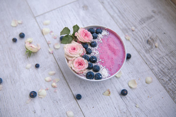 Smoothie Bowl Pink mit Rosen