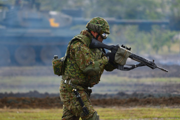 Fototapeta premium 銃を構える自衛官