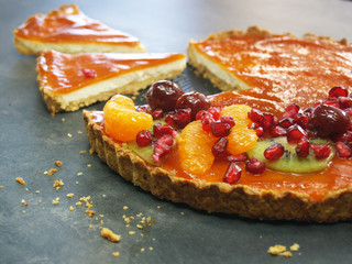 Tarte, gâteau, dessert, crème, confiture, confiture, kiwi, cassis, mandarine, cerises, grenade, bonbons, produits de boulangerie, doux, coloré, pâtisseries maison, orange, beaucoup de couleurs