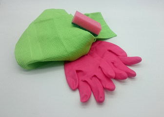 Reinigungszubehör: Gummihandschuhe, spülschwamm und Geschirrtuch