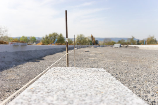 Randstein aus Granit auf der Baustelle
