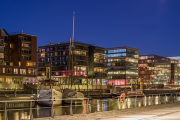 Hamburger Hafencity im Abendlicht