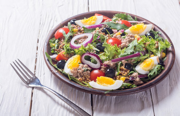 Tuna salad with tomatoes