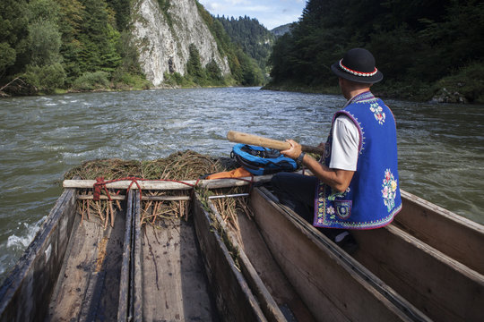 Fototapeta rafter in a traditional outfit, Pieniny national park, Poland